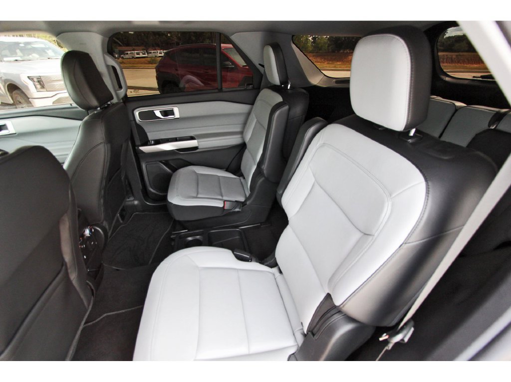 Used 2021 Ford Explorer XLT w/ Equipment Group 202A RWD image 13