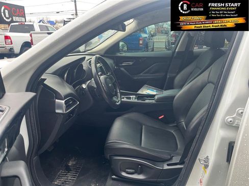 Used 2018 Jaguar F-PACE Premium image 11