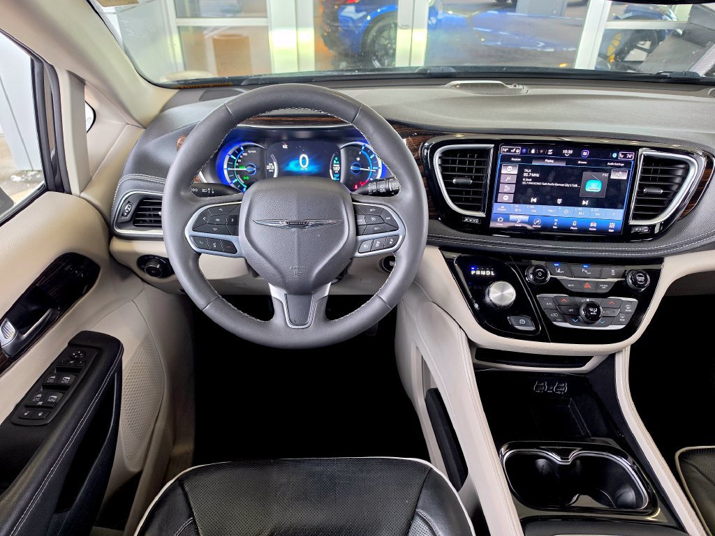 Used 2023 Chrysler Pacifica Limited FWD image 21
