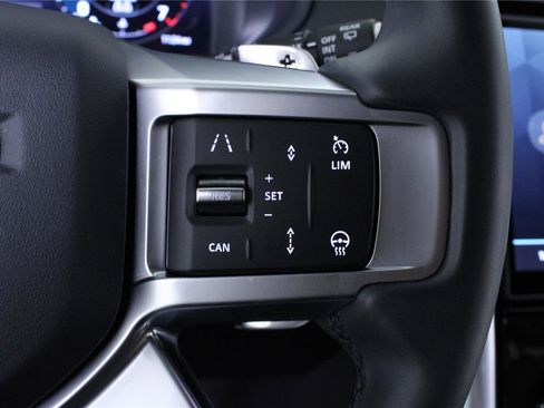 Used 2025 Land Rover Discovery Dynamic SE AWD/4WD image 22