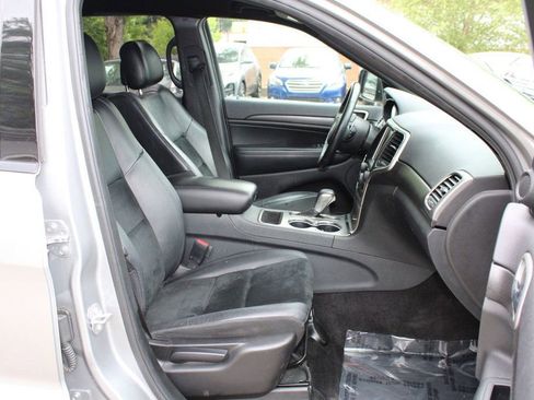 Used 2017 Jeep Grand Cherokee Altitude RWD image 25