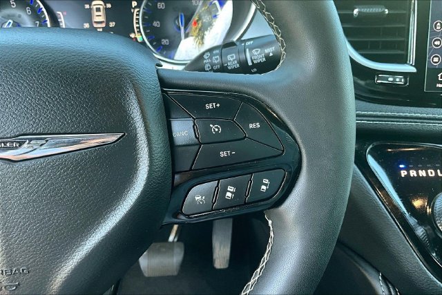 Used 2025 Chrysler Pacifica Limited FWD image 12