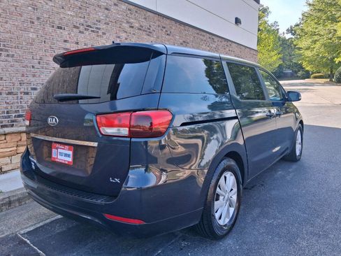 Used 2017 Kia Sedona LX image 5