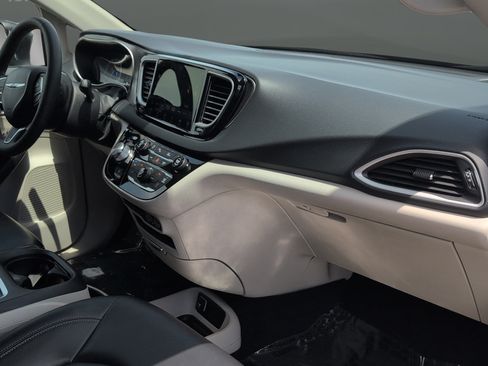 Used 2023 Chrysler Pacifica Touring-L FWD image 29