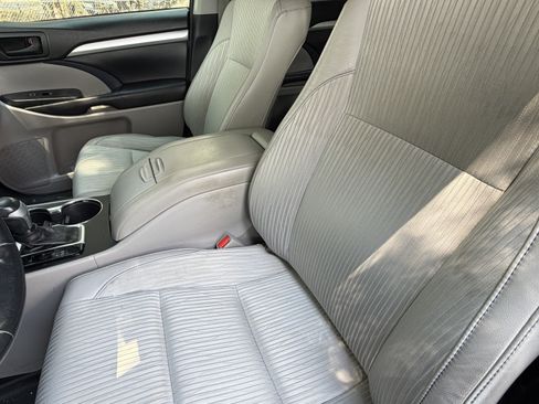 Used 2017 Toyota Highlander Plus FWD image 16