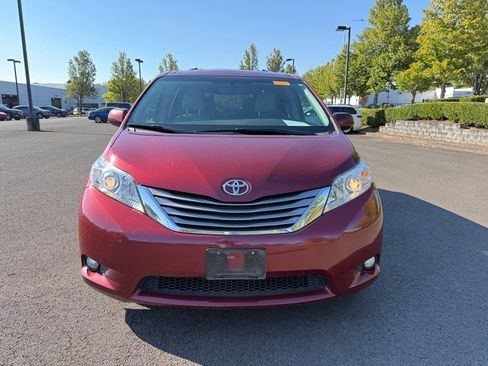 Used 2016 Toyota Sienna XLE w/ XLE Navigation Package FWD image 2