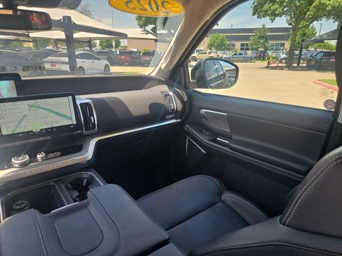 Used 2025 Ford Expedition Platinum AWD/4WD image 19