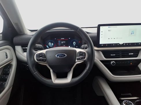 Used 2025 Ford Explorer Active w/ Active Comfort Package image 18
