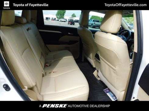Used 2016 Toyota Highlander XLE FWD image 5