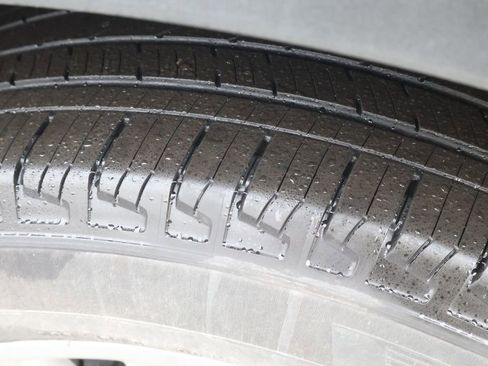 Used 2022 Ford Explorer XLT w/ Equipment Group 202A image 6