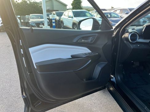 Used 2025 Chevrolet Trax LT w/ LT Convenience Package image 18