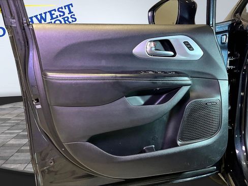Used 2019 Chrysler Pacifica Limited w/ Advanced Safetytec Group FWD image 20