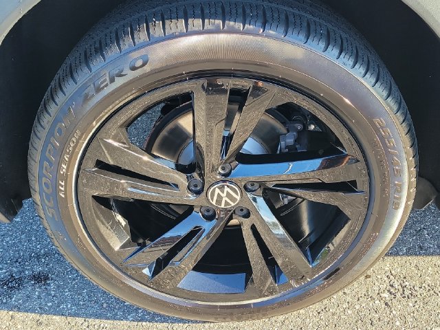 Certified 2023 Volkswagen Tiguan SE R-Line FWD image 5