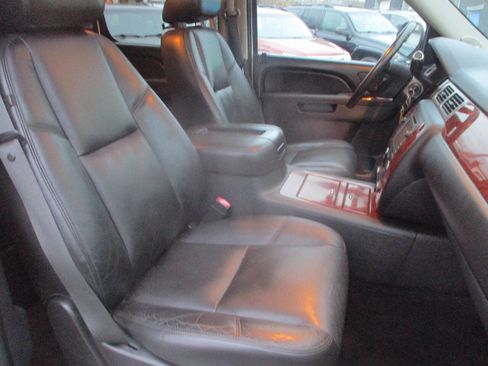 Used 2011 Chevrolet Suburban LTZ image 7