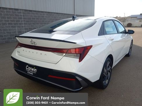 Used 2025 Hyundai Elantra Sport image 3