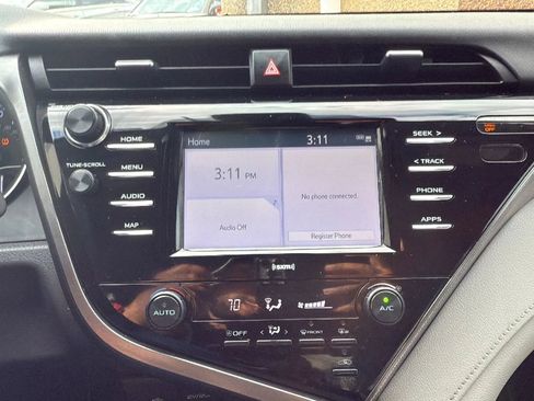 Used 2020 Toyota Camry SE image 18