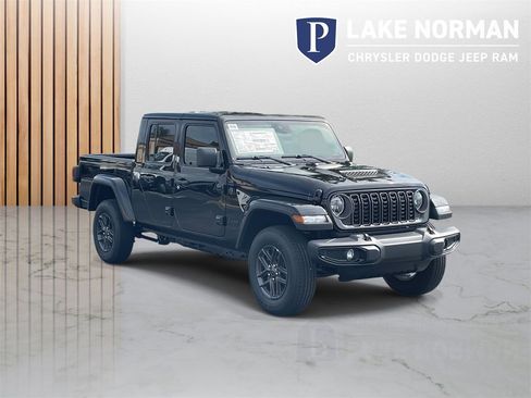 New 2025 Jeep Gladiator Sport image 2