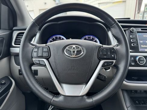 Used 2017 Toyota Highlander XLE image 25