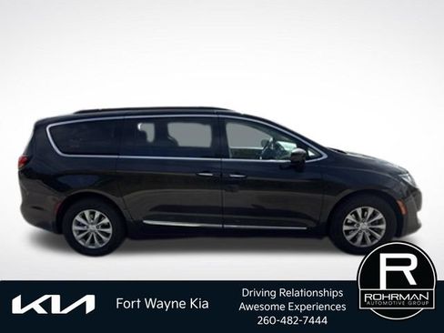 Used 2017 Chrysler Pacifica Touring-L FWD image 6