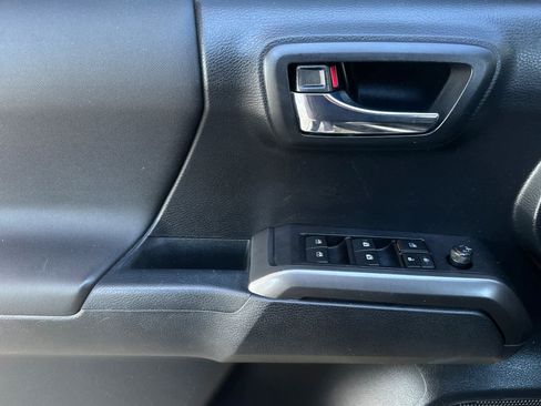 Used 2018 Toyota Tacoma TRD Sport RWD image 12