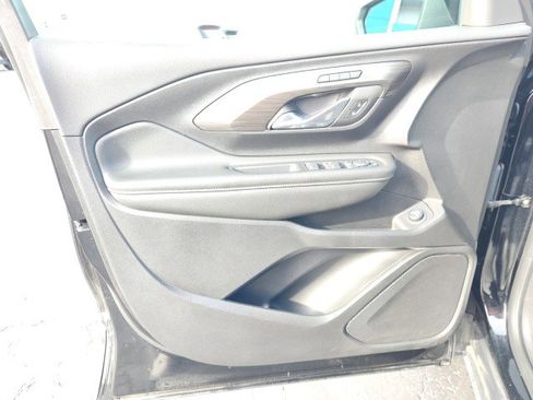 Used 2024 GMC Terrain SLT image 31