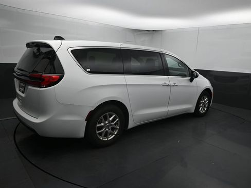 Used 2023 Chrysler Pacifica Touring-L FWD image 12