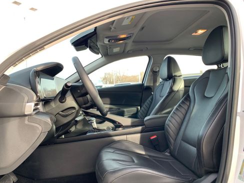 Used 2025 Hyundai Elantra Limited image 28