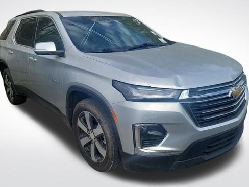 Used 2022 Chevrolet Traverse LT w/ LT Premium Package image 2
