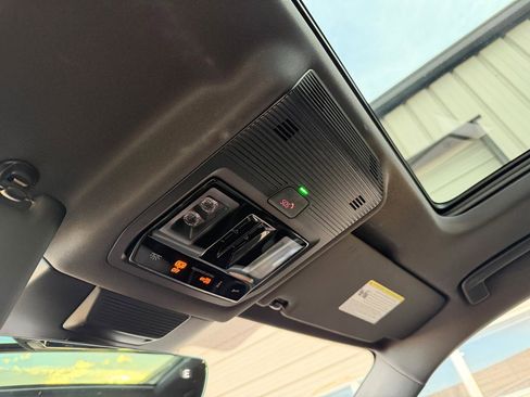 Used 2025 Volkswagen Tiguan SEL R-Line image 13