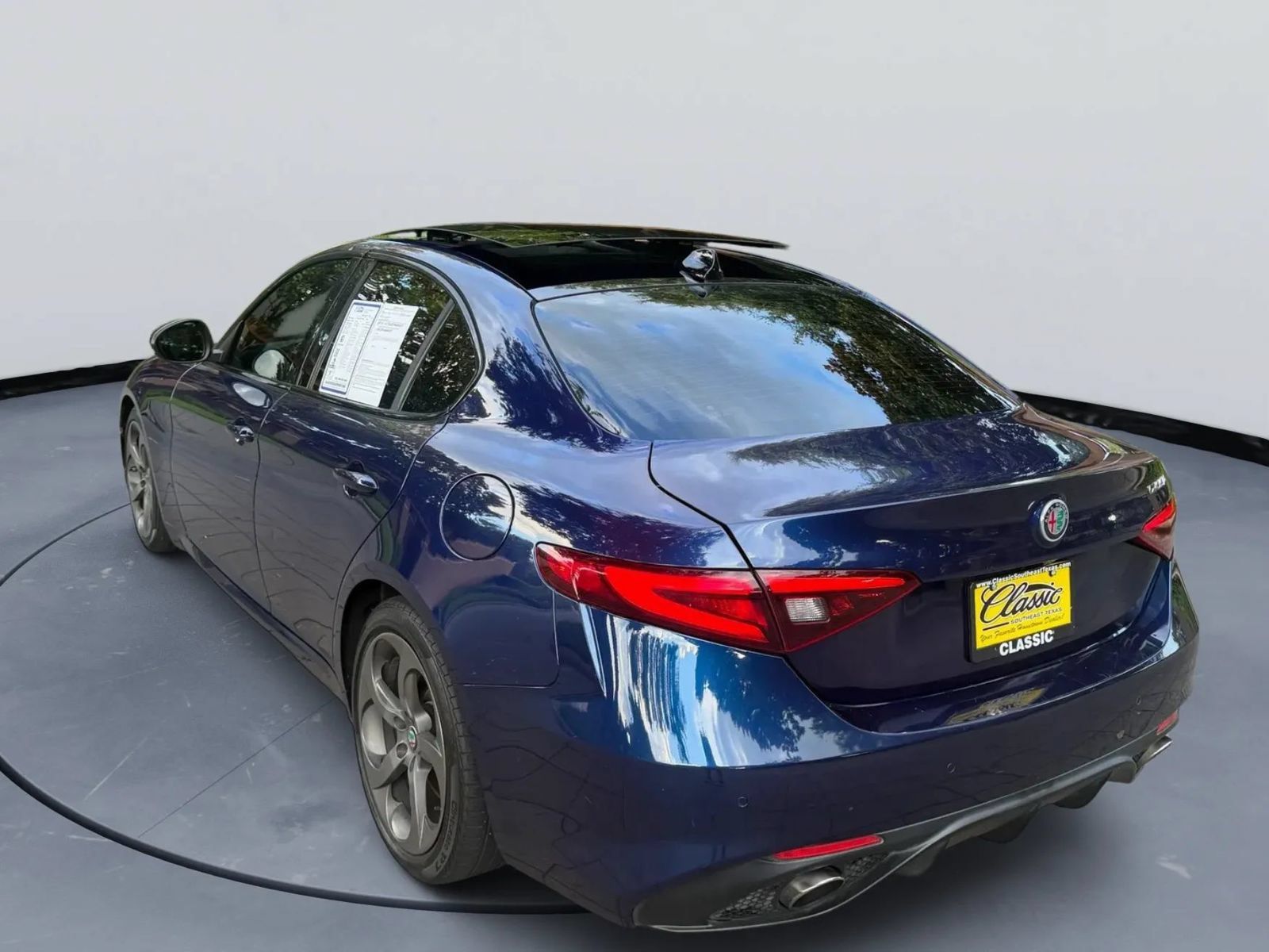 Used 2019 Alfa Romeo Giulia RWD image 4
