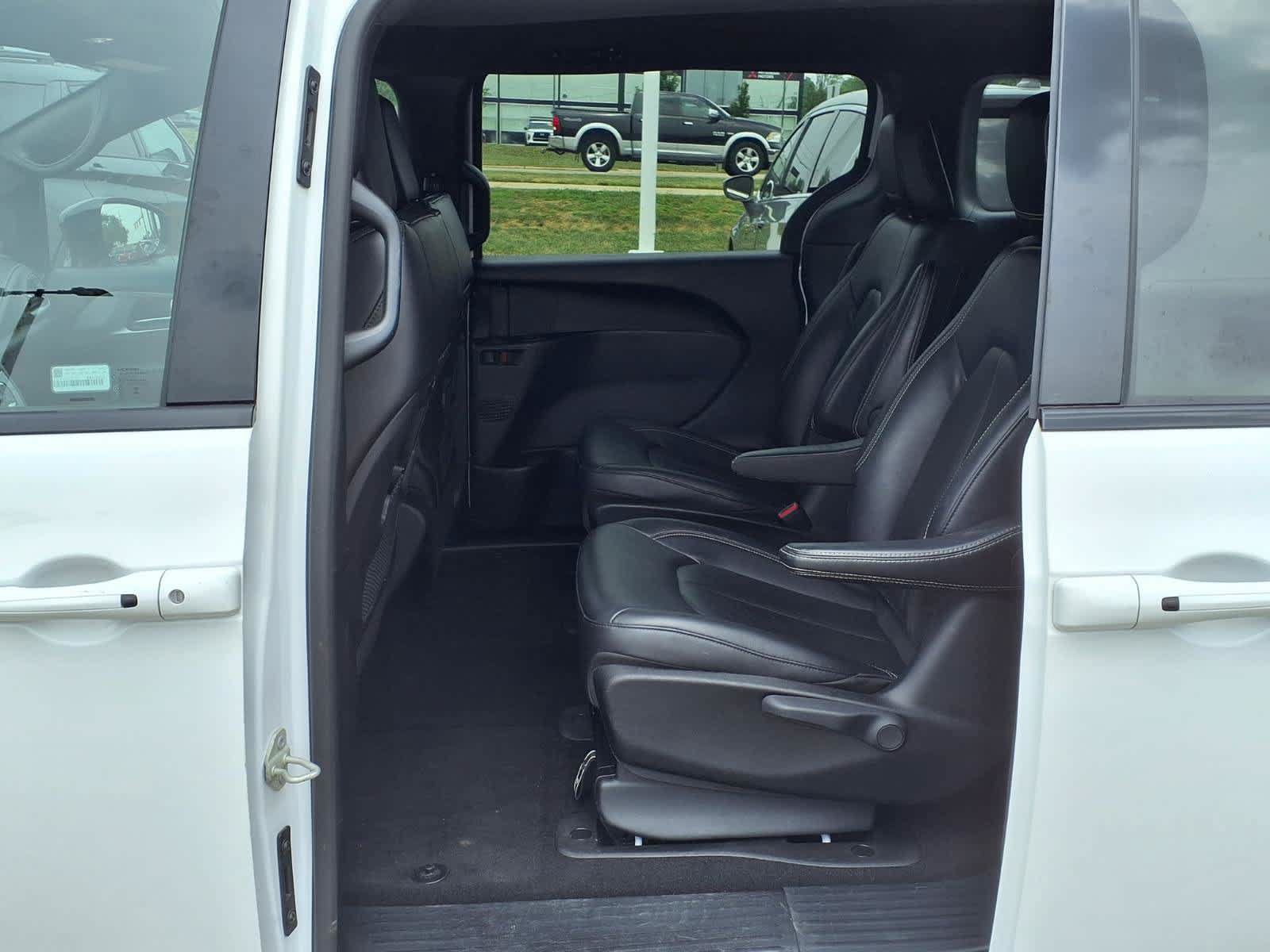 Used 2024 Chrysler Pacifica Limited FWD image 11