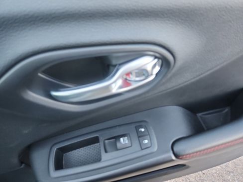 Used 2019 Jeep Cherokee Trailhawk w/ Cold Weather Group image 17