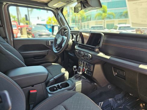 Used 2025 Jeep Gladiator Mojave AWD/4WD image 26