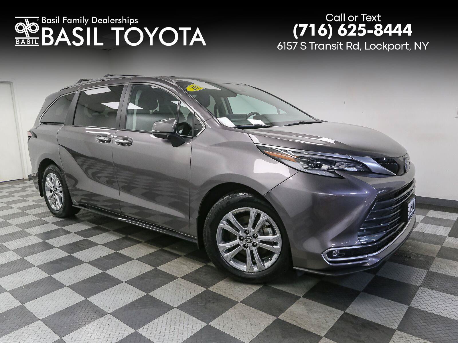 Used 2023 Toyota Sienna Platinum AWD/4WD image 1