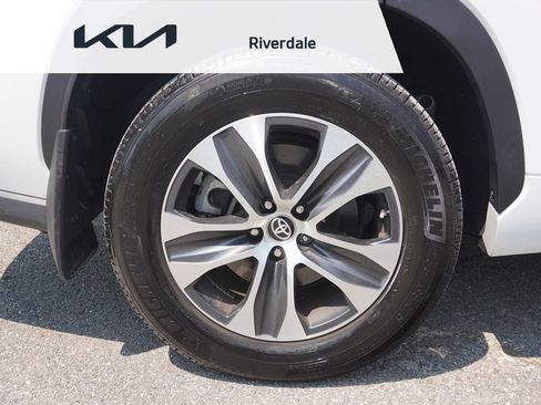 Used 2023 Toyota Highlander XLE AWD/4WD image 22