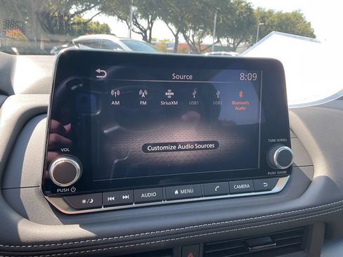 Used 2025 Nissan Rogue SV FWD image 32