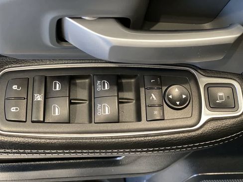 Used 2014 RAM 1500 Laramie image 15