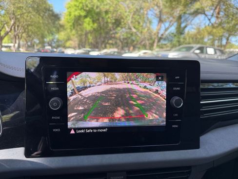 Used 2025 Volkswagen Jetta SE image 18