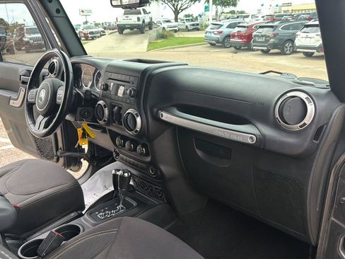 Used 2018 Jeep Wrangler Unlimited Sahara w/ Connectivity Group AWD/4WD image 15