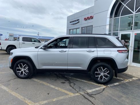 Used 2025 Jeep Grand Cherokee Limited AWD/4WD image 48