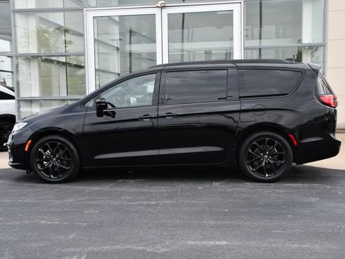 Used 2026 Chrysler Pacifica Limited w/ S Appearance Package FWD image 11