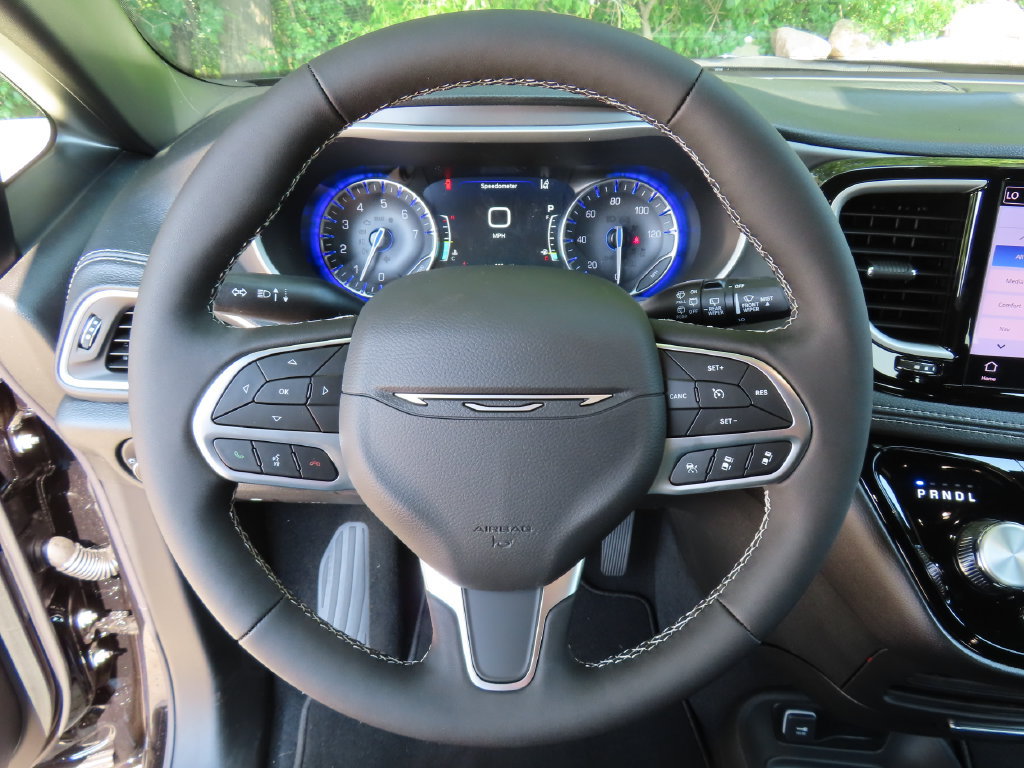 New 2027 Chrysler Pacifica Select w/ Family Tech Group AWD/4WD image 4