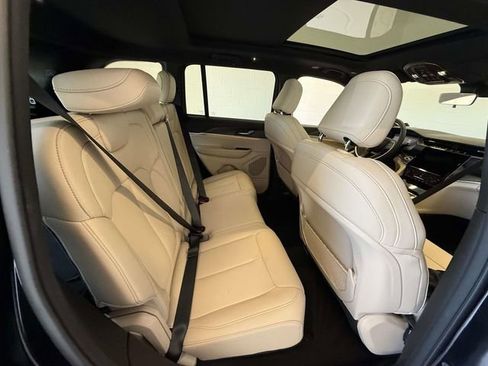 Used 2025 Jeep Grand Cherokee Limited AWD/4WD image 16