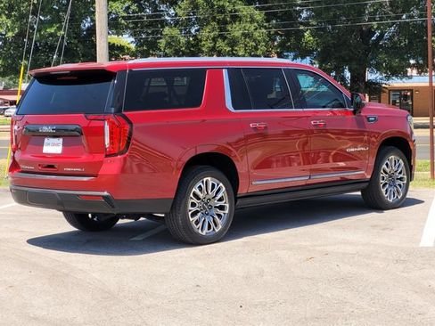 Used 2024 GMC Yukon XL Denali Ultimate AWD/4WD image 4