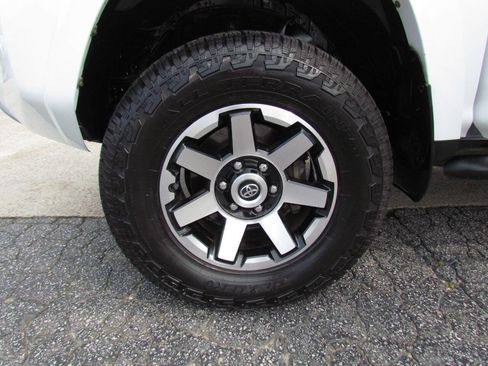 Used 2019 Toyota 4Runner TRD Off-Road Premium AWD/4WD image 28