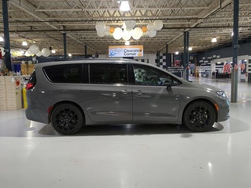 Used 2025 Chrysler Pacifica Limited FWD image 7