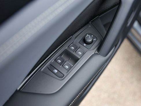 Used 2025 Volkswagen Tiguan SE image 21