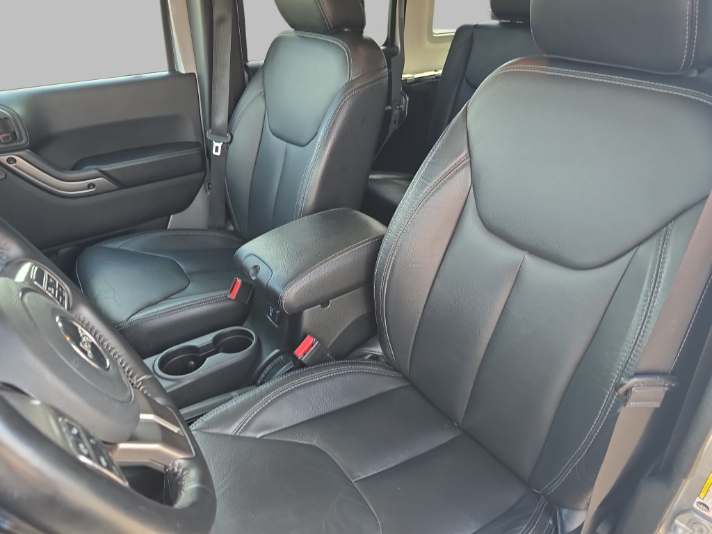 Used 2018 Jeep Wrangler Unlimited Sahara w/ Dual Top Group AWD/4WD image 15