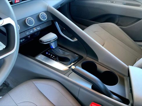 Used 2025 Hyundai Elantra SE image 16