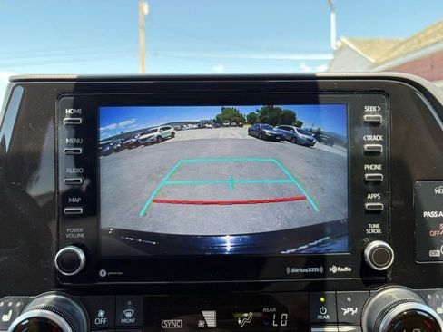Used 2022 Toyota Highlander XLE image 19